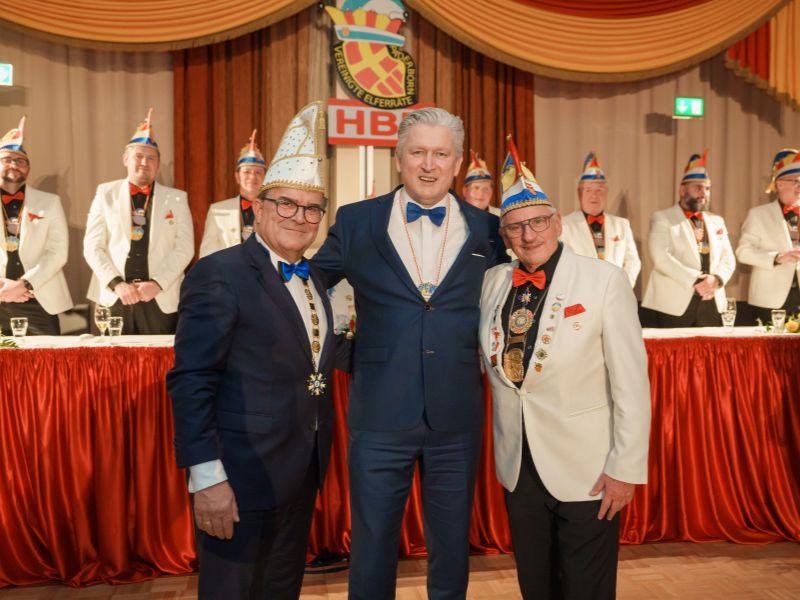 Orden ohne Namen - Verleihung 2025 durch die Heimatb&uuml;hne Paderborn; Auf dem Foto von links nach Rechts: Martin Hornberger (Gesch&auml;ftsf&uuml;hrer SC Paderborn 07), Ansgar K&auml;ter (Vorstandsvorsitzender der VerbundVolksbank OWL eG) und Peter Naunheim (1. Vorsitzender der Heimatb&uuml;hne Paderborn e.V.)